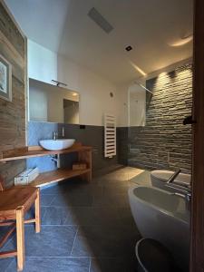 コー​​ニュにあるHIBOU chambres & spa - Cogneのバスルーム(洗面台、トイレ付)
