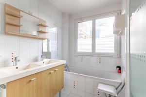 Vonios kambarys apgyvendinimo įstaigoje Residor - Warm appartement near Paris