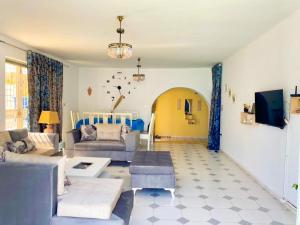 - un salon avec un canapé et une table dans l'établissement Villa Sarah, à Mezraya