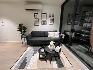 Un lugar para sentarse en Free Parking Private Room in Docklands - Amazing View - Shared Washroom - Homestay with Host