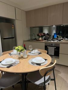 Una cocina o cocineta en Free Parking Private Room in Docklands - Amazing View - Shared Washroom - Homestay with Host