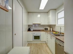 Kuchyňa alebo kuchynka v ubytovaní Clarimar Duplex by Hello Homes Sitges