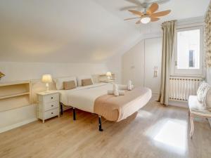 Un ou plusieurs lits dans un hébergement de l'établissement Clarimar Duplex by Hello Homes Sitges