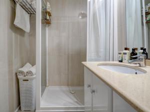 Kúpeľňa v ubytovaní Clarimar Duplex by Hello Homes Sitges