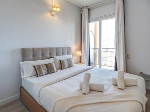 Un ou plusieurs lits dans un hébergement de l'établissement Clarimar Duplex by Hello Homes Sitges
