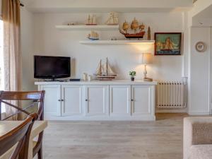 Televízia a/alebo spoločenská miestnosť v ubytovaní Clarimar Duplex by Hello Homes Sitges