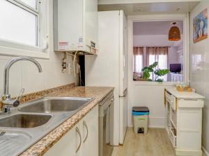 Kuchyňa alebo kuchynka v ubytovaní Clarimar Duplex by Hello Homes Sitges