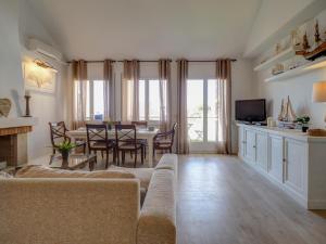 Televízia a/alebo spoločenská miestnosť v ubytovaní Clarimar Duplex by Hello Homes Sitges + 29 fotografií