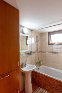 ein Badezimmer mit einem Waschbecken und einer Badewanne in der Unterkunft 3 bedroom Central Apartment in Larnaka