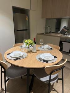 Una cocina o cocineta en Free Parking Private Room in Docklands - Amazing View - Shared Washroom - Homestay with Host
