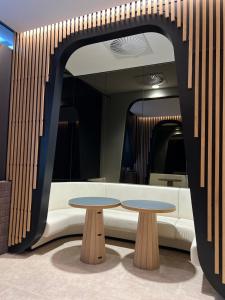 Un lugar para sentarse en Free Parking Private Room in Docklands - Amazing View - Shared Washroom - Homestay with Host