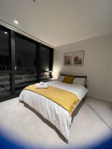 Una cama o camas en una habitación de Free Parking Private Room in Docklands - Amazing View - Shared Washroom - Homestay with Host