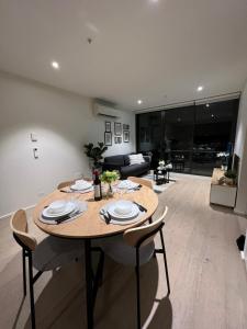 Un lugar para sentarse en Free Parking Private Room in Docklands - Amazing View - Shared Washroom - Homestay with Host