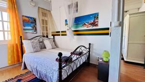 una camera con un letto di Maison LUCIA a Saint-Pierre