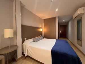 Postel nebo postele na pokoji v ubytování Hotel Montesol Benidorm