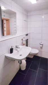 ein weißes Badezimmer mit Waschbecken und Toilette in der Unterkunft Fewo Thielke Fewo 3 Tummelchen in Cochem