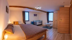 ein Schlafzimmer mit einem Bett und einem Fernseher darin in der Unterkunft Fewo Thielke Fewo 3 Tummelchen in Cochem