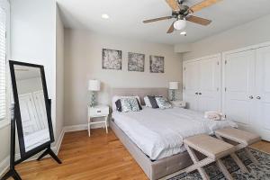 Ένα ή περισσότερα κρεβάτια σε δωμάτιο στο Roof Deck Oasis near PENN and CHOP