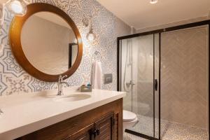bagno con lavandino, specchio e doccia di N Hotels Çeşme a Dalyanköy