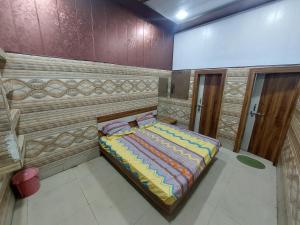 una camera con un grande letto di Annu Bhai sewa sadan a Mathura