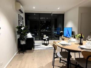 Una televisión o centro de entretenimiento en Free Parking Private Room in Docklands - Amazing View - Shared Washroom - Homestay with Host