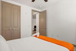 Giường trong phòng chung tại Luxury 2BR CozySuites on the Town Lake waterfront! 10