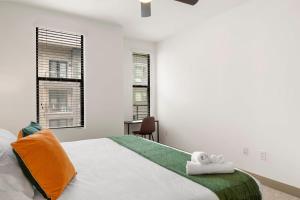 Giường trong phòng chung tại Luxury 2BR CozySuites on the Town Lake waterfront! 10 +20 ảnh