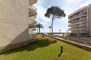 a view of the beach from the side of a building at DMS 5 Planta Baja Arysal 5 in Cambrils