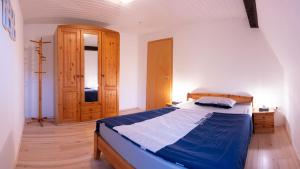 Un dormitorio con una cama y un armario de madera. en Fewo Thielke Fewo 1 Reichsburg, en Cochem