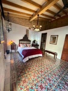 ein Schlafzimmer mit einem großen Bett und einem großen Teppich in der Unterkunft Oliva Courtyard Guesthouse in Oliva
