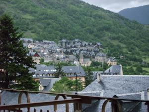 Blick auf eine Stadt mit einem Berg in der Unterkunft Hotel Orla in Vielha e Mijaran