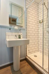 een badkamer met een wastafel en een douche bij Rashleigh Arms in St Austell