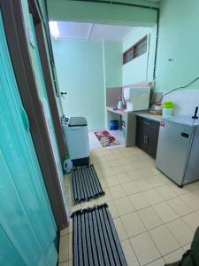 - une cuisine avec deux bancs dans une pièce dans l'établissement Aziz homestay, à Gemencheh