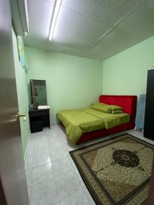 - une chambre avec un lit dans une pièce avec un miroir dans l'établissement Aziz homestay, à Gemencheh