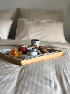 - un plateau de nourriture au-dessus du lit dans l'établissement Le Gite de Tassigny, à Meursault