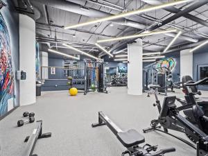 un gimnasio con varias cintas de correr y máquinas en una habitación en CozySuites Historic 1BR, Downtown Pittsburgh en Pittsburgh