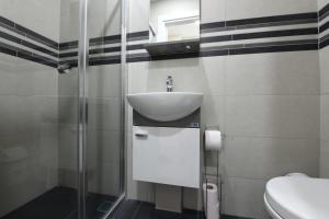 uma casa de banho com um lavatório e um WC em Space Suite 4 em Istambul
