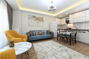 uma cozinha e sala de estar com um sofá azul e uma mesa em Space Suite 4 em Istambul