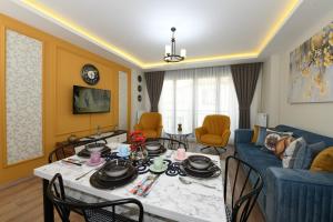 uma sala de estar com uma mesa e um sofá azul em Space Suite 4 em Istambul