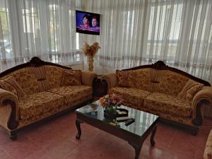 ein Wohnzimmer mit zwei Sofas und einem Couchtisch in der Unterkunft Brand Otel in Didim