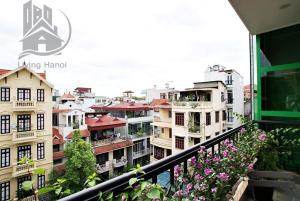 - un balcon offrant une vue sur la ville dans l'établissement Splendor Trendy Aparment, à Hanoï
