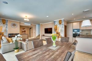 Köök või kööginurk majutusasutuses Villa with private pool, garden and seaview for max 11 Pers near Labin 5207-1