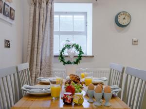 - une table à manger avec des œufs et des fruits dans l'établissement Brook Cottage - Polar Bears, Alton Towers, Bakewell, Chatsworth House Stay, à Foxt