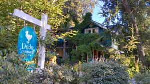 拉安戈斯图拉镇Dodo House的一栋房子前面有一块招牌