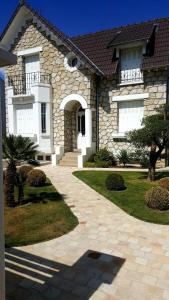 a stone house with a pathway in front of it at Chambre 1, J0 Paris 2024, 5' à pied Athletica in Sannois