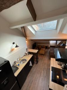 een kleine keuken met een wastafel en een raam bij HYPERCENTRE - Duplex de charme in Blois