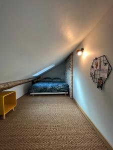 um quarto com uma cama num sótão em HYPERCENTRE - Duplex de charme em Blois