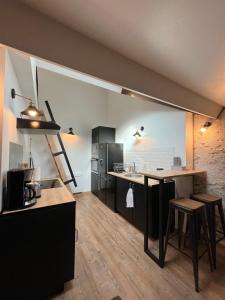 een keuken met een aanrecht en een keukeneiland in een kamer bij HYPERCENTRE - Duplex de charme in Blois