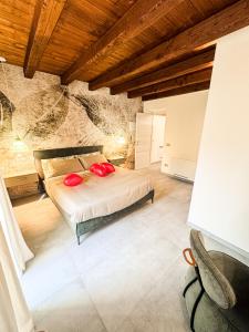 um quarto com uma cama com almofadas vermelhas em Amerina Apartments em Vasanello