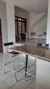 einen Tisch und zwei Stühle in einem Zimmer in der Unterkunft Casa Inteira Próxima ao Centro / 4 Suítes. in Londrina